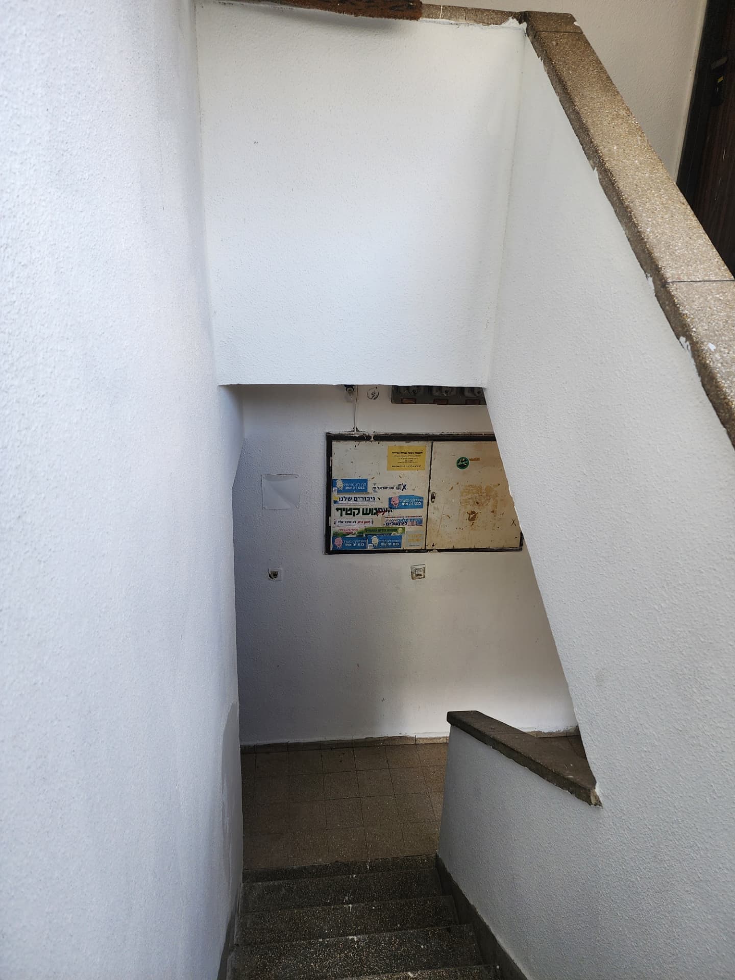 חדר מדרגות לאחר צביעה