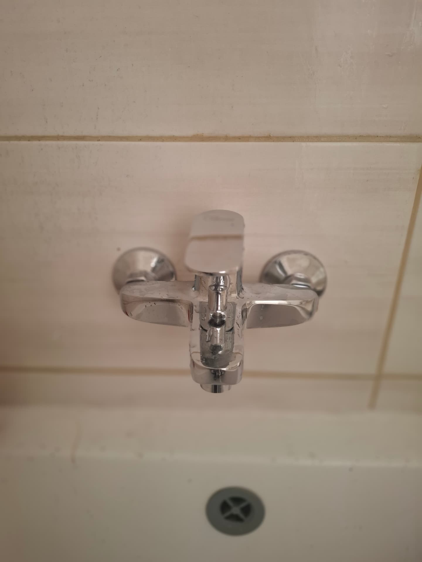 ברז מקלחת חדש לאחר התקנה